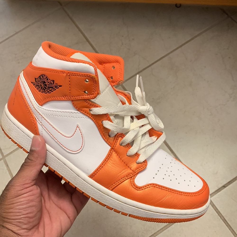 Jordan 1 mid Nice condition next to new size 9 - Picture 3 of 4